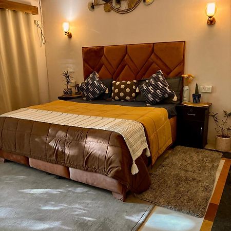 Atharva'S Homestay By Goaround Homes - Nehru Enclave Metro, South Delhi ニューデリー エクステリア 写真