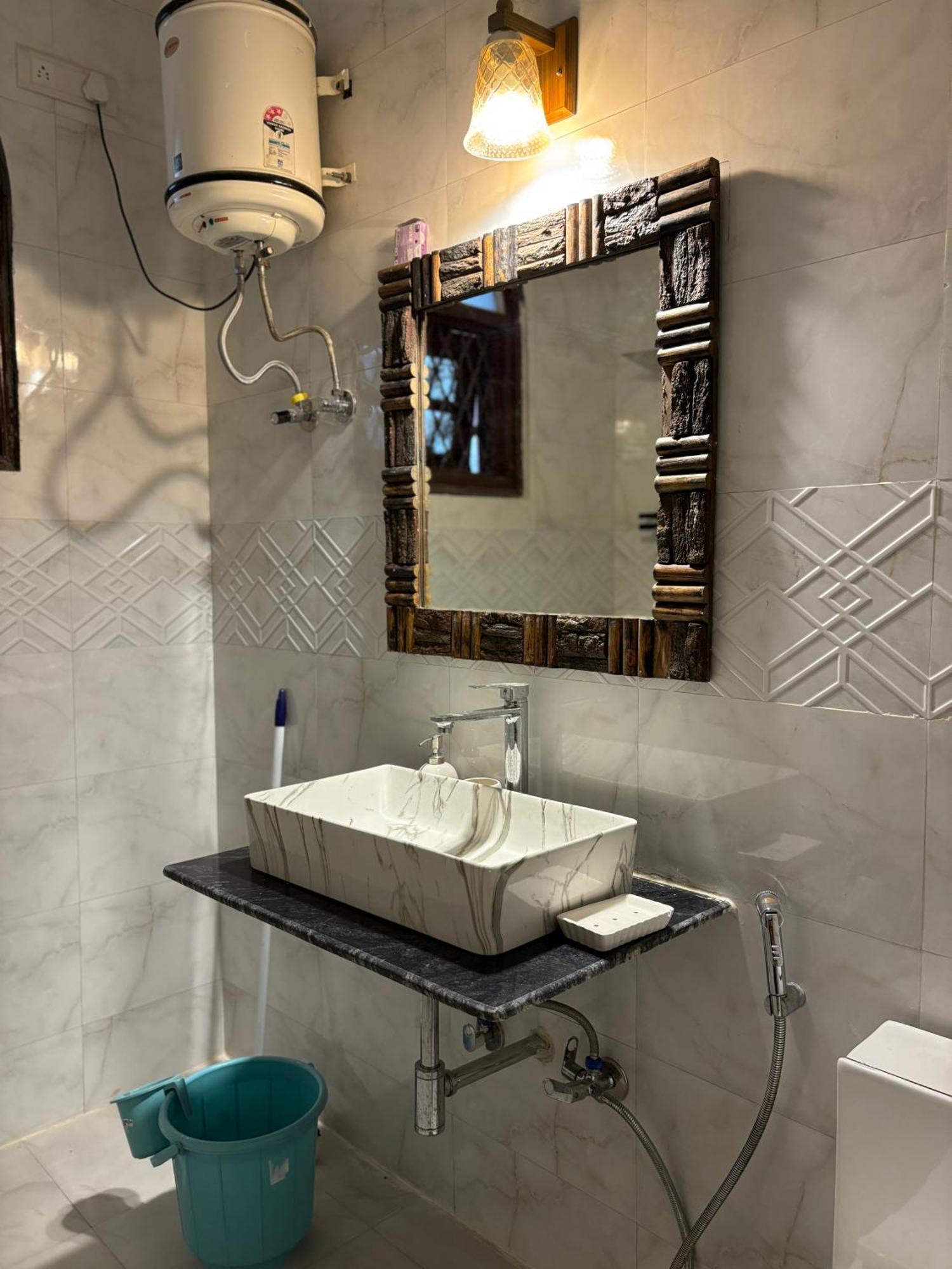 Atharva'S Homestay By Goaround Homes - Nehru Enclave Metro, South Delhi ニューデリー エクステリア 写真
