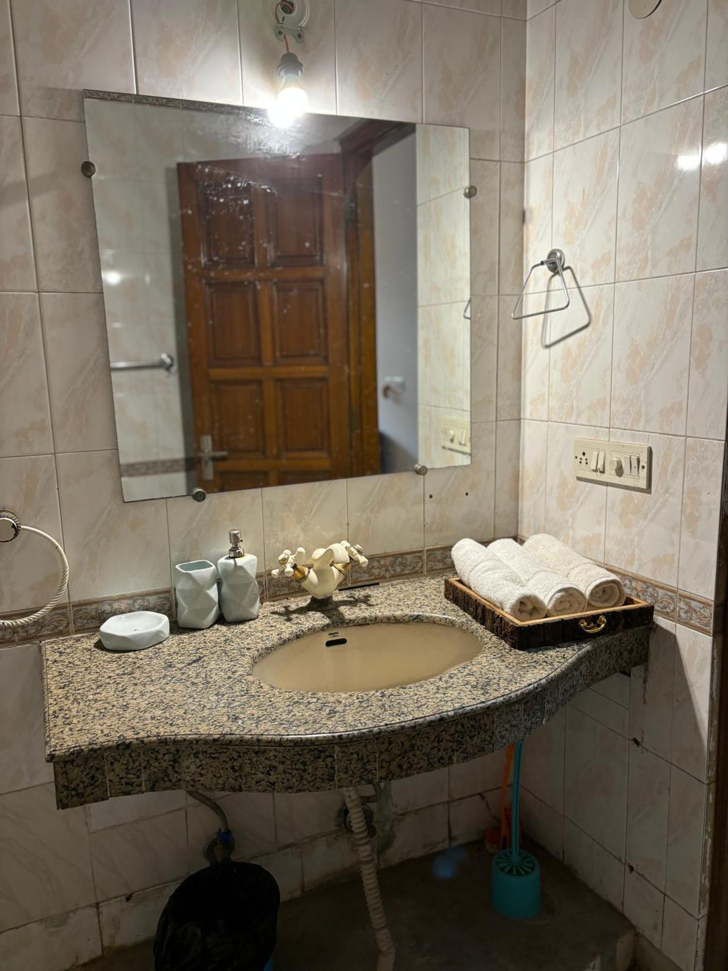 Atharva'S Homestay By Goaround Homes - Nehru Enclave Metro, South Delhi ニューデリー エクステリア 写真