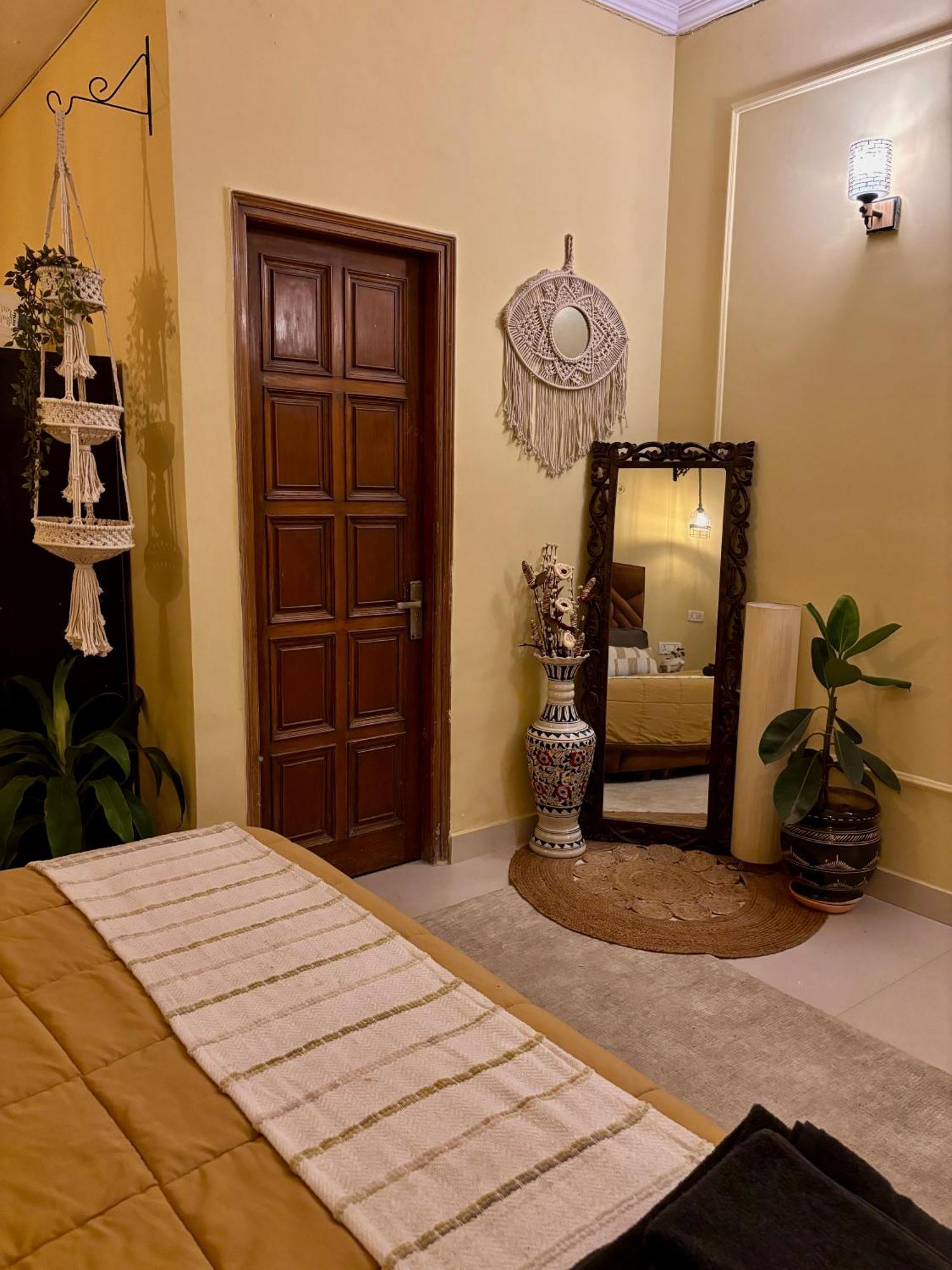 Atharva'S Homestay By Goaround Homes - Nehru Enclave Metro, South Delhi ニューデリー エクステリア 写真