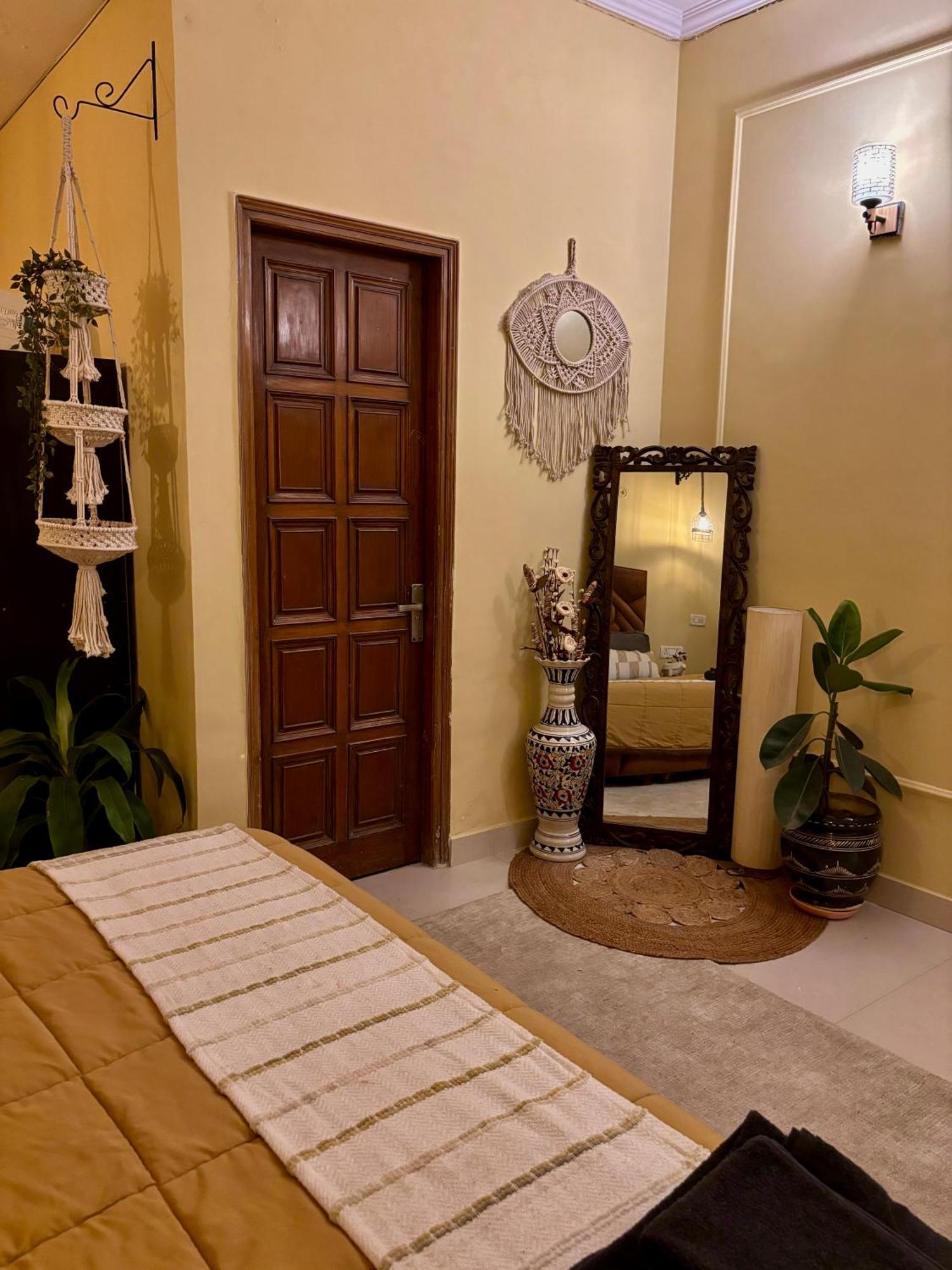 Atharva'S Homestay By Goaround Homes - Nehru Enclave Metro, South Delhi ニューデリー エクステリア 写真