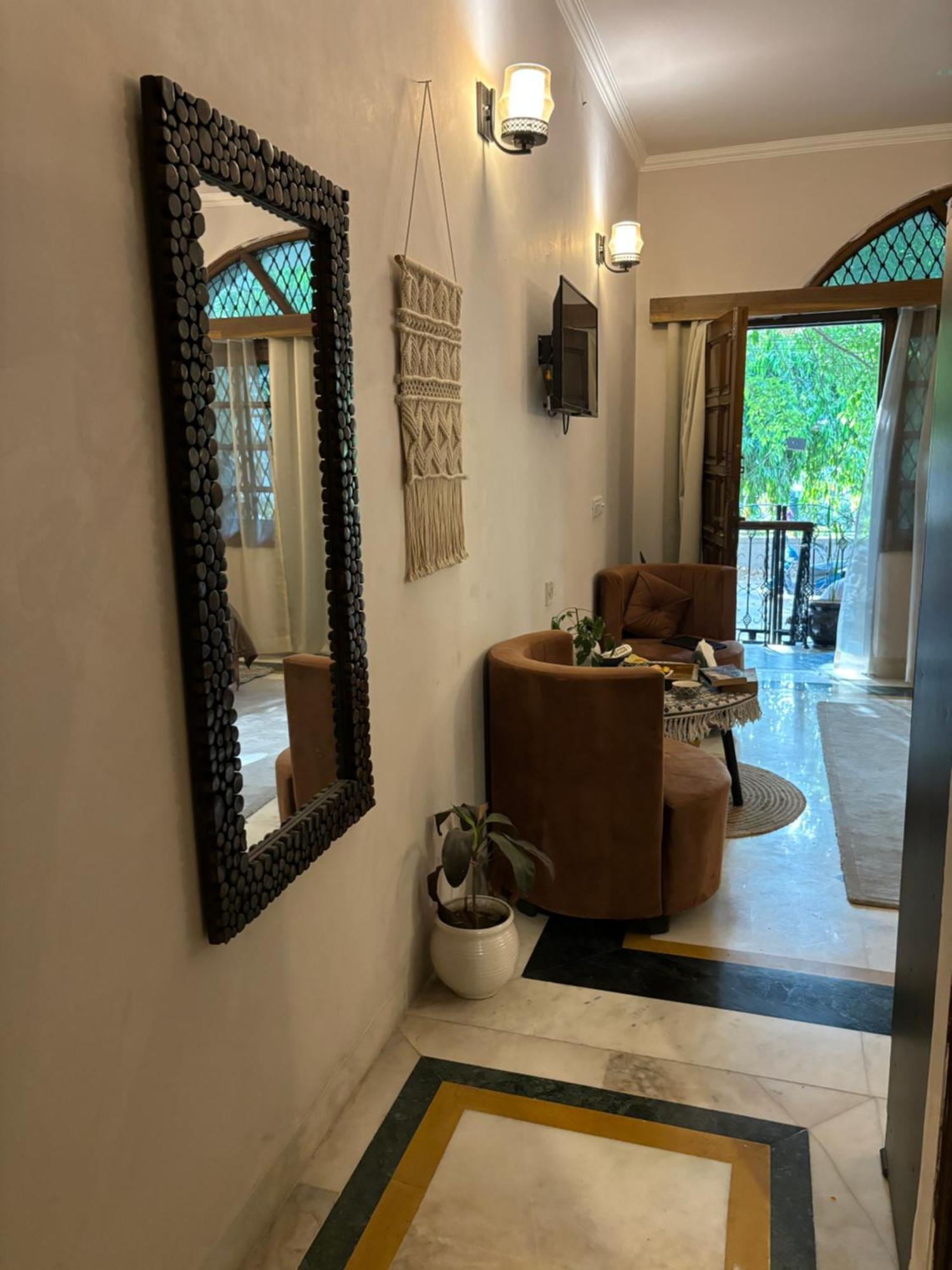 Atharva'S Homestay By Goaround Homes - Nehru Enclave Metro, South Delhi ニューデリー エクステリア 写真