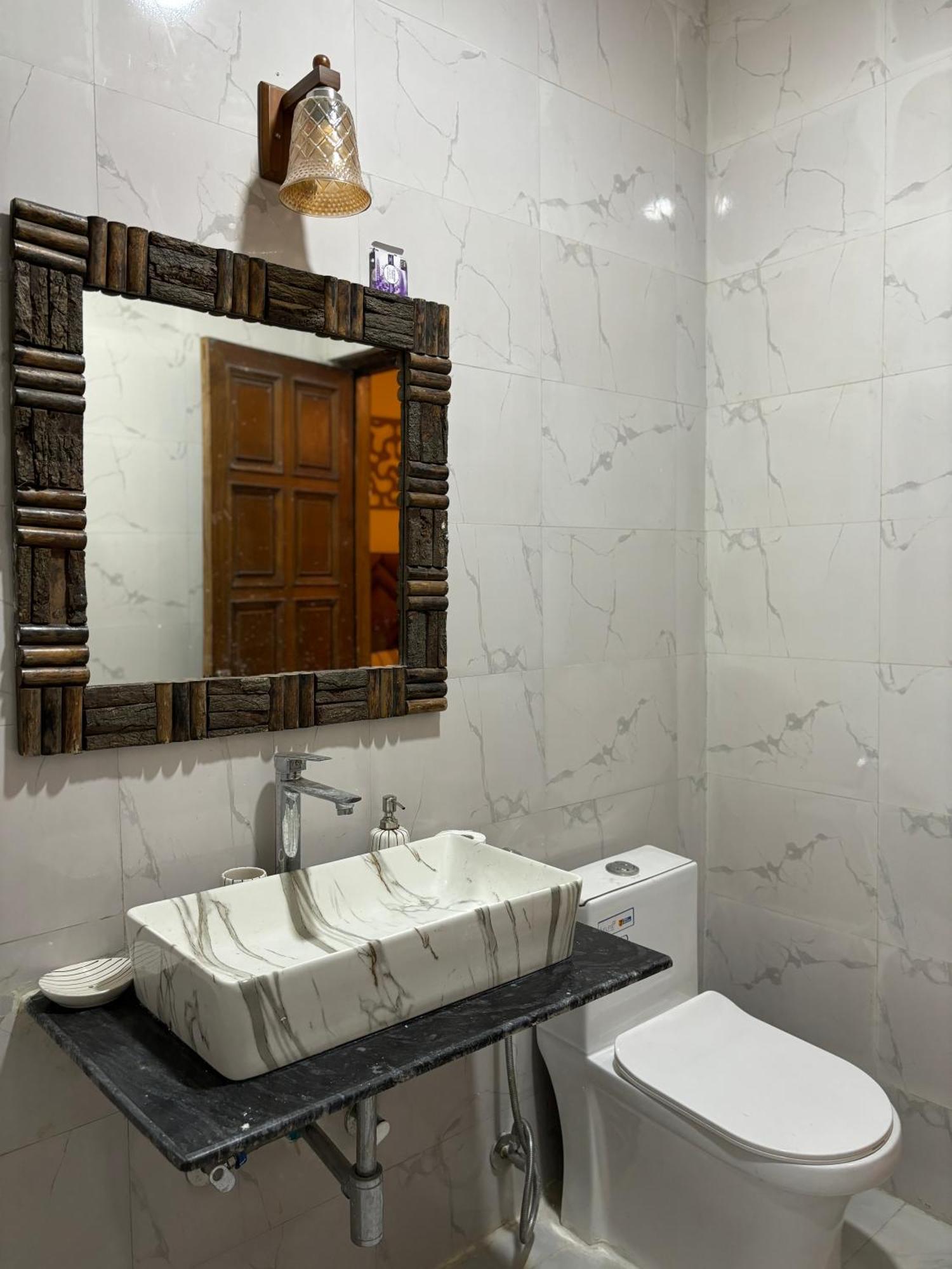 Atharva'S Homestay By Goaround Homes - Nehru Enclave Metro, South Delhi ニューデリー エクステリア 写真