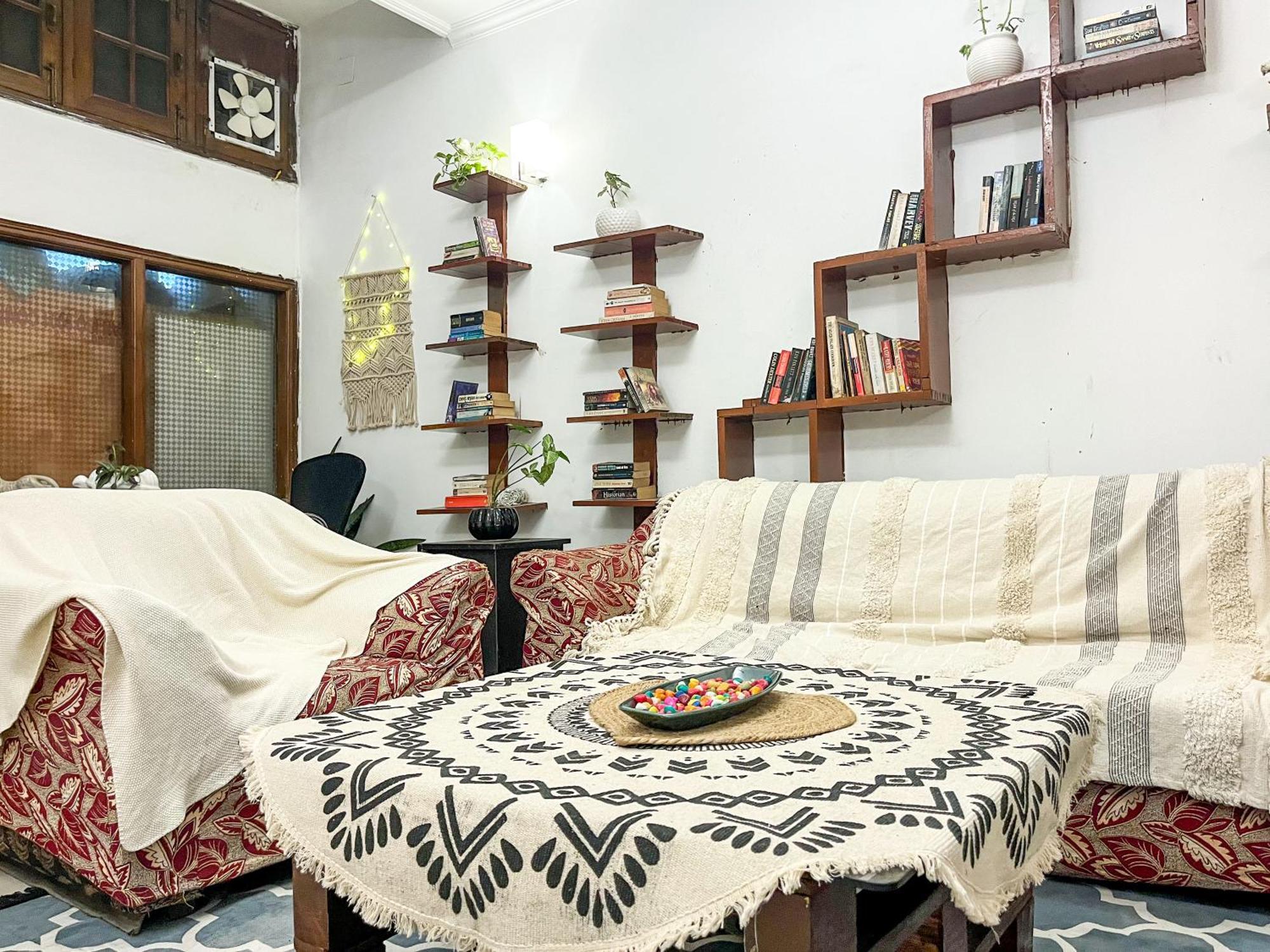 Atharva'S Homestay By Goaround Homes - Nehru Enclave Metro, South Delhi ニューデリー エクステリア 写真